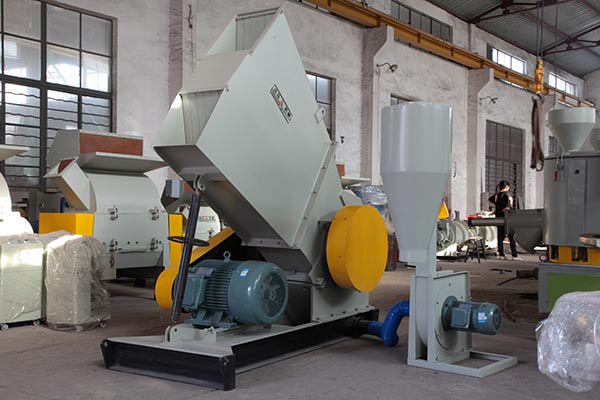 草莓视老版下载地址免费粉碎机